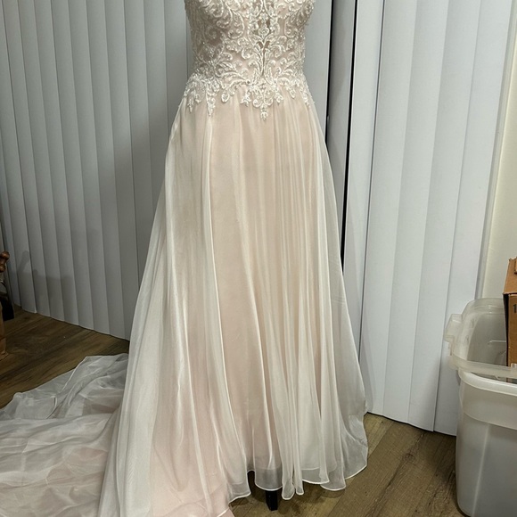 Elegant White Lace Wedding Dress - Picture 2 of 14